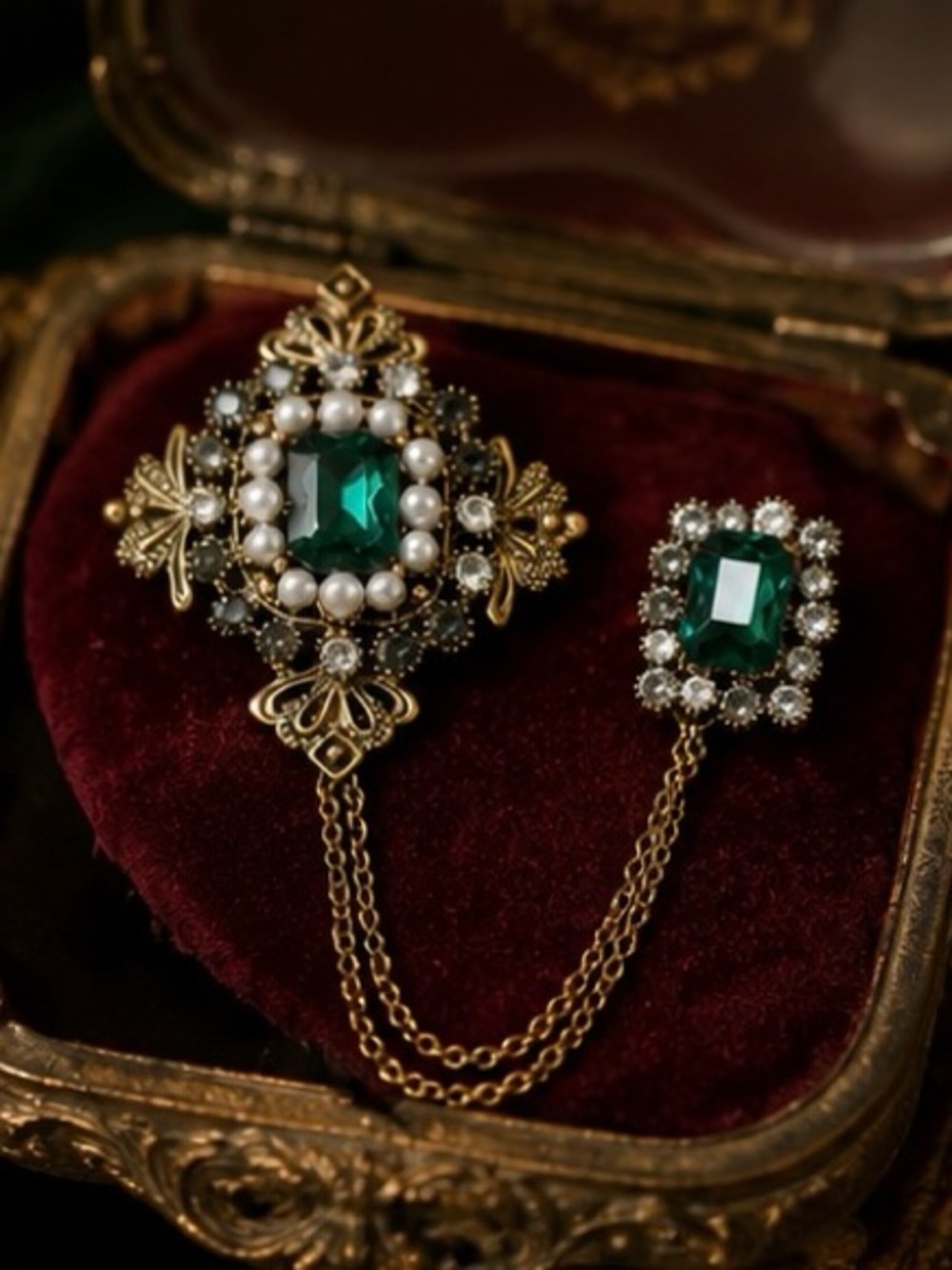 Vintage Emerald Pearl Brooch Pin Gold Chain Lapel Brooch